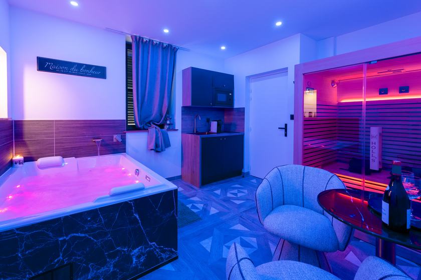 Hermitage Spa à Dijon : jacuzzi en marbre noir, coin salon et sauna infrarouge