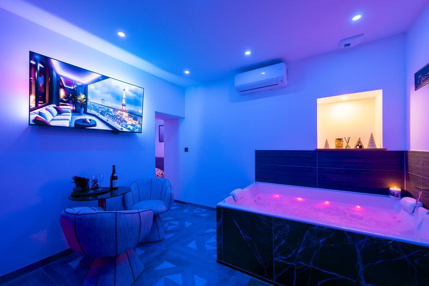Hermitage Spa : coin salon et jacuzzi en marbre noir