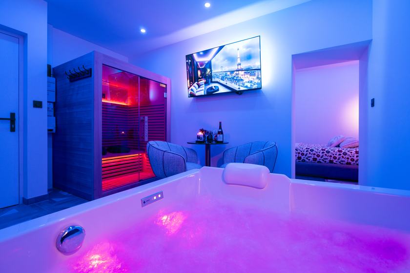 Hermitage Spa : vue depuis le jacuzzi sur le salon et le sauna