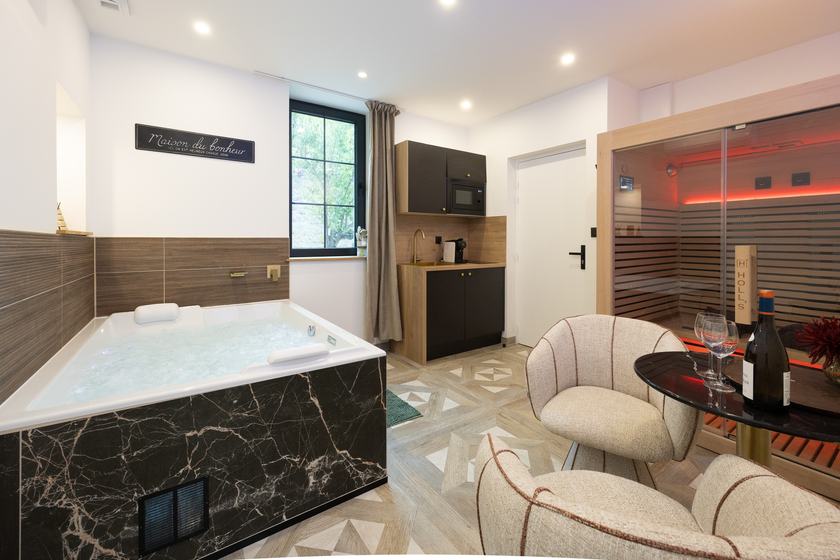 Hermitage Spa en journée : jacuzzi, salon, kitchenette et sauna