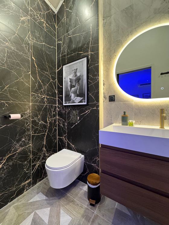 Hermitage Spa : salle de bains en marbre noir avec toilettes