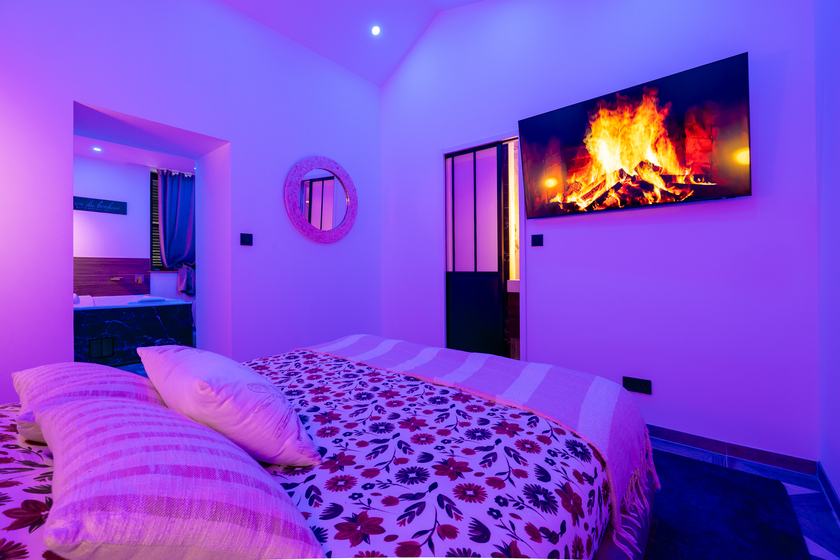 Hermitage Spa : la chambre, lit double et ambiance feu de cheminée