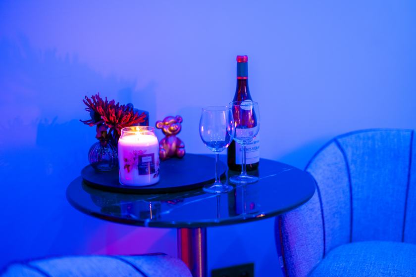 Hermitage Spa : table dressée, bougie, vin et fleurs