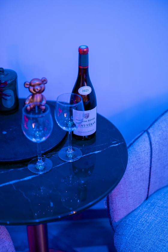 Hermitage Spa : bouteille de vin et verres sur la table