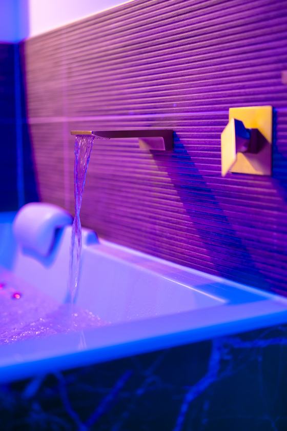 Hermitage Spa : cascade et bord du jacuzzi en marbre noir
