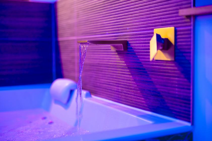 Hermitage Spa : cascade du jacuzzi en lumière rose