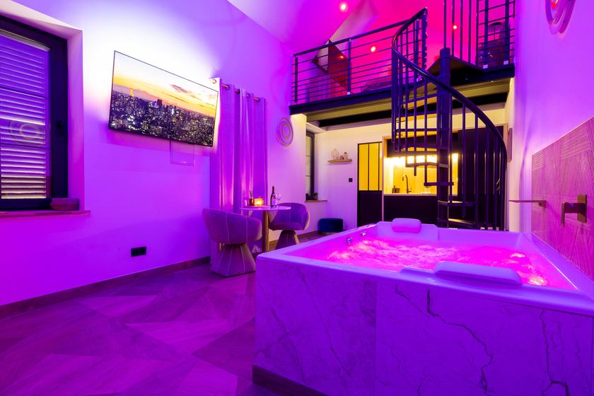 Spa Signature à Dijon : jacuzzi illuminé, mezzanine et escalier en colimaçon