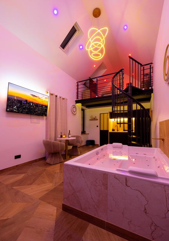 Spa Signature : jacuzzi, mezzanine et luminaire doré