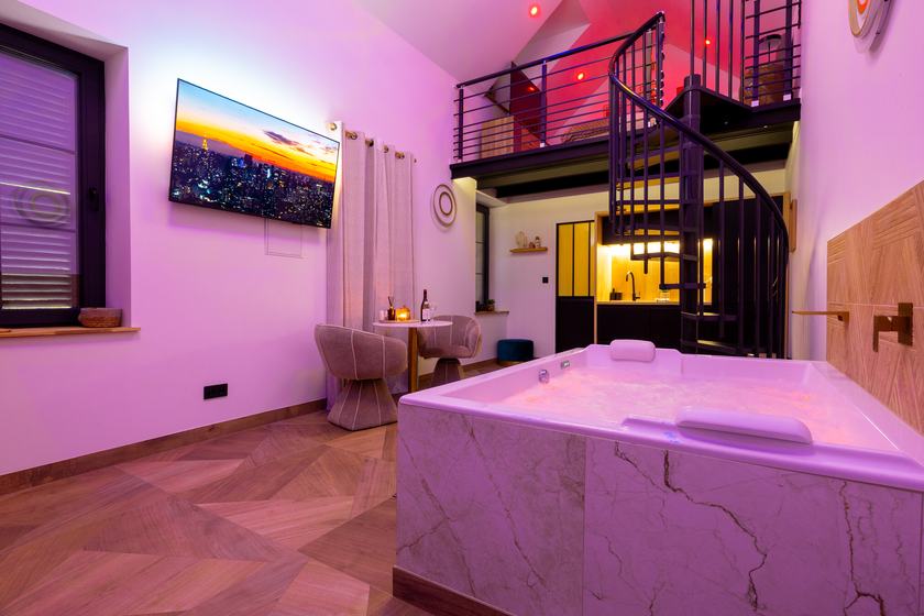 Spa Signature : séjour avec jacuzzi en marbre, mezzanine et escalier en colimaçon