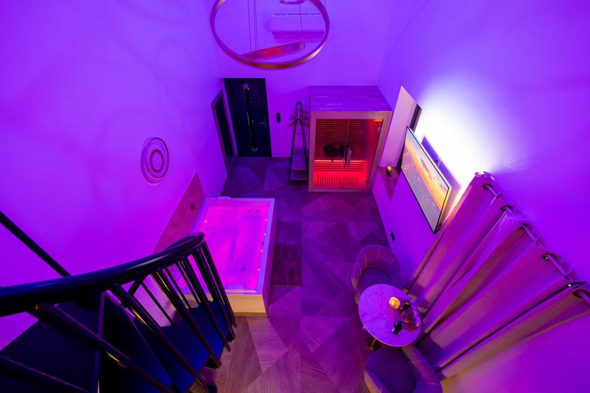 Spa Signature : vue plongeante depuis la mezzanine sur le jacuzzi et le salon