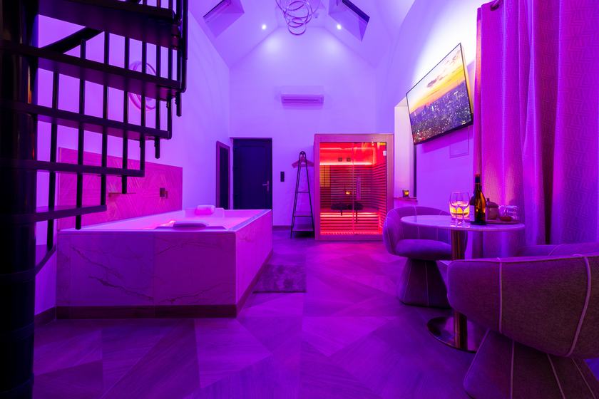Spa Signature : le séjour vu de l'escalier, jacuzzi et sauna au fond