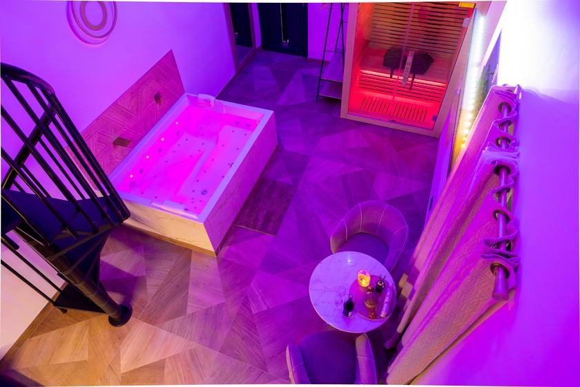 Spa Signature : vue d'en haut sur le jacuzzi, le sauna et l'escalier