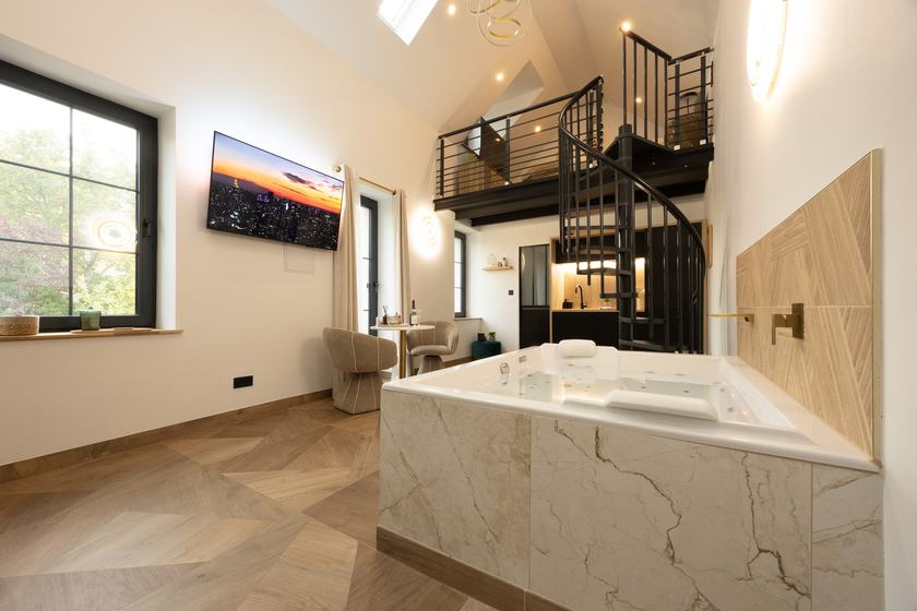 Spa Signature en journée : jacuzzi en marbre et mezzanine