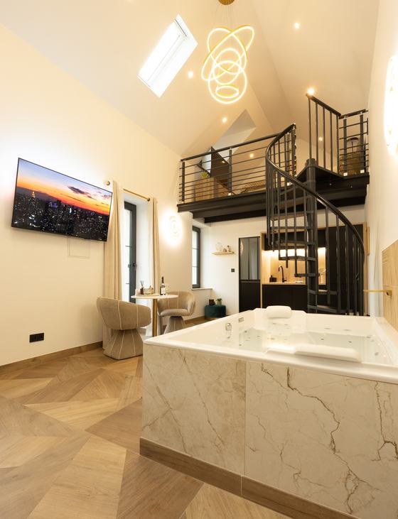 Spa Signature en journée : séjour et escalier en colimaçon