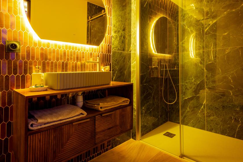 Spa Signature : salle de bains, miroir lumineux et douche à l'italienne en marbre