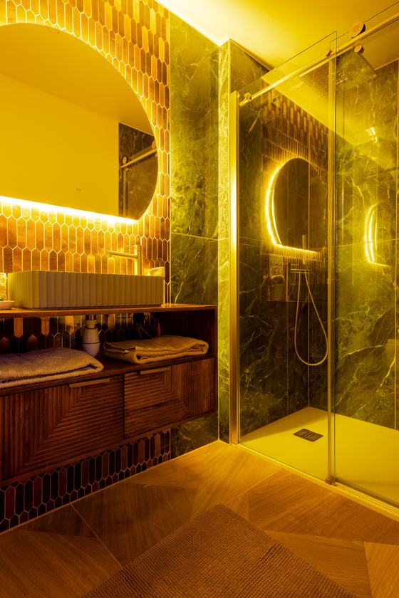 Spa Signature : salle de bains, miroir rétroéclairé et douche en marbre
