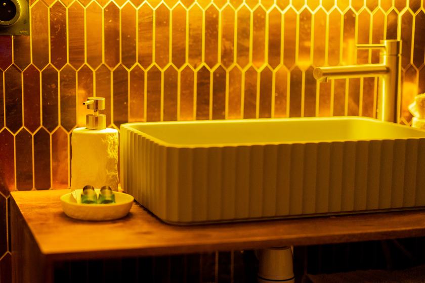 Spa Signature : vasque cannelée et robinetterie dorée