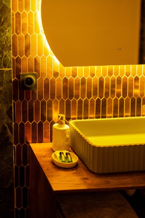 Spa Signature : vasque et carrelage doré de la salle de bains