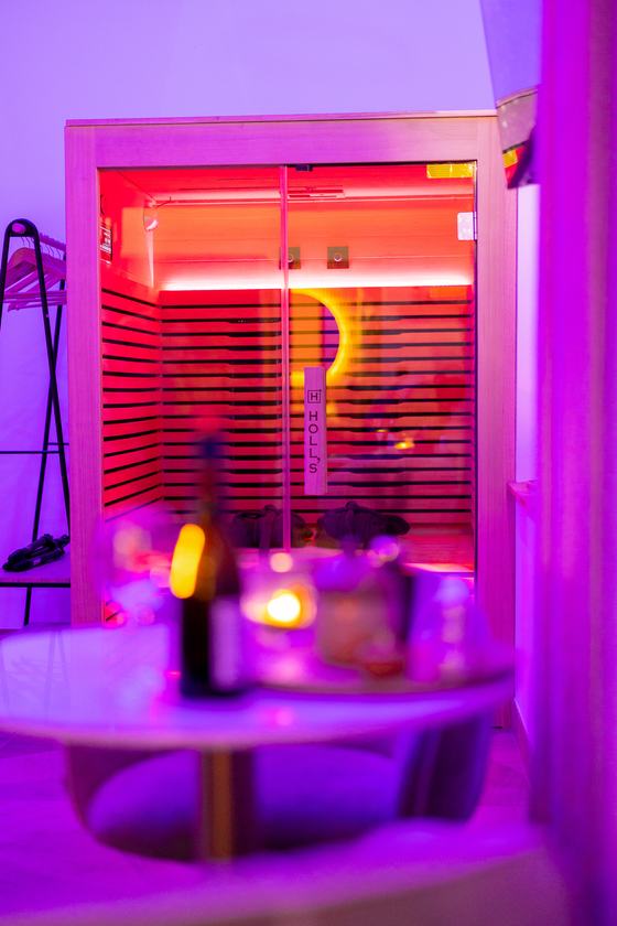 Spa Signature : table dressée devant le sauna infrarouge