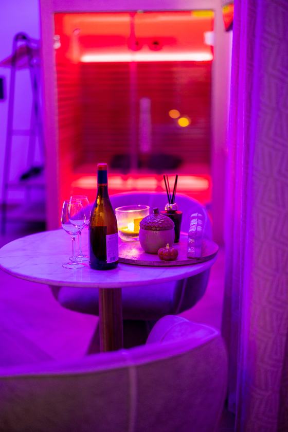 Spa Signature : vin et bougies devant le sauna infrarouge