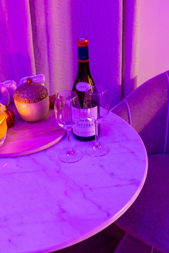 Spa Signature : vin et verres sur la table en marbre