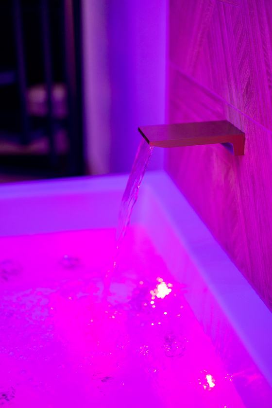 Spa Signature : cascade du jacuzzi en lumière rose