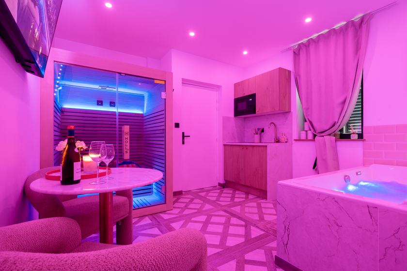 Wellness Spa : table dressée, sauna infrarouge et jacuzzi