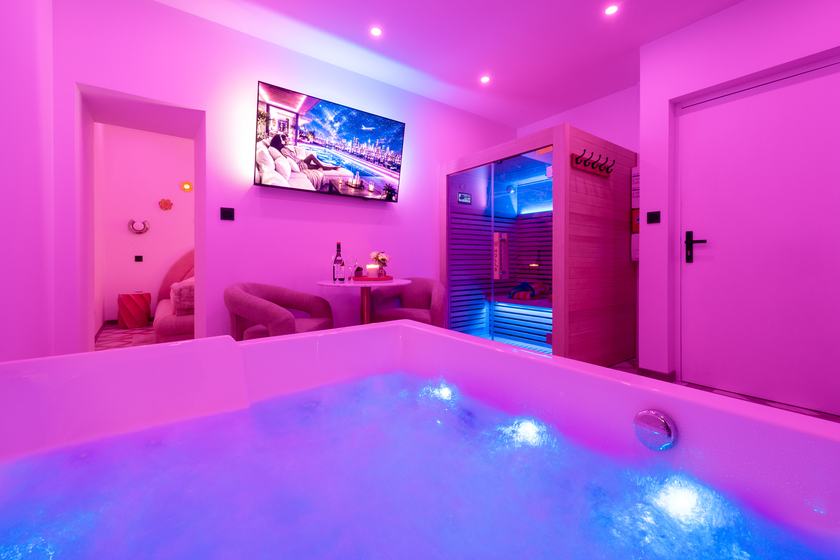 Wellness Spa : vue depuis le jacuzzi sur le salon et le sauna