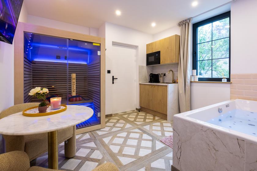 Wellness Spa en journée : sauna, kitchenette, salon et jacuzzi