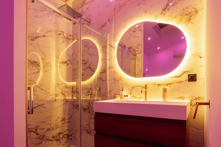 Wellness Spa : salle de bains en marbre, douche à l'italienne et miroirs lumineux