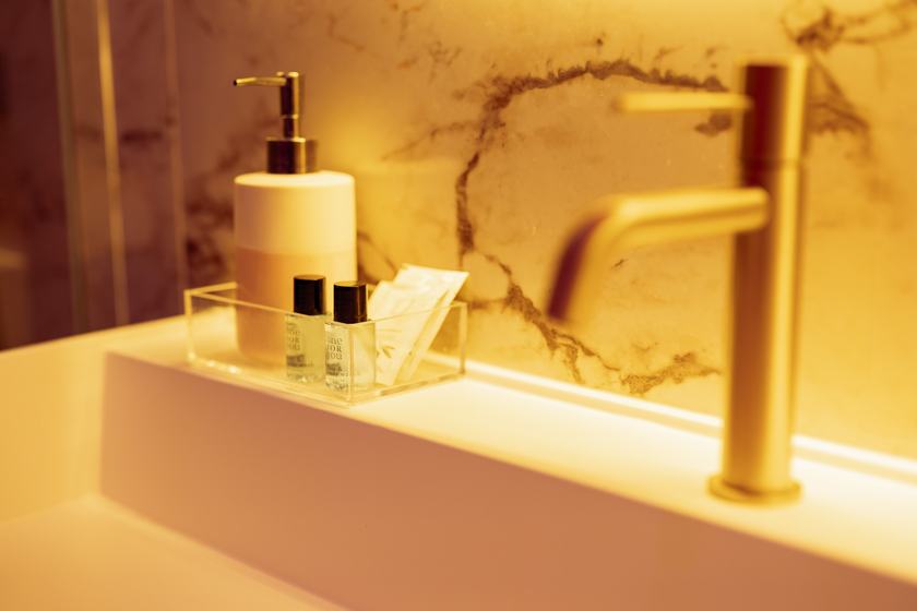 Wellness Spa : vasque et robinetterie dorée
