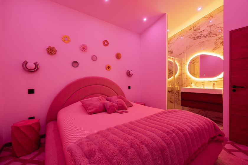 Wellness Spa : la chambre, tête de lit arrondie et décor de fleurs