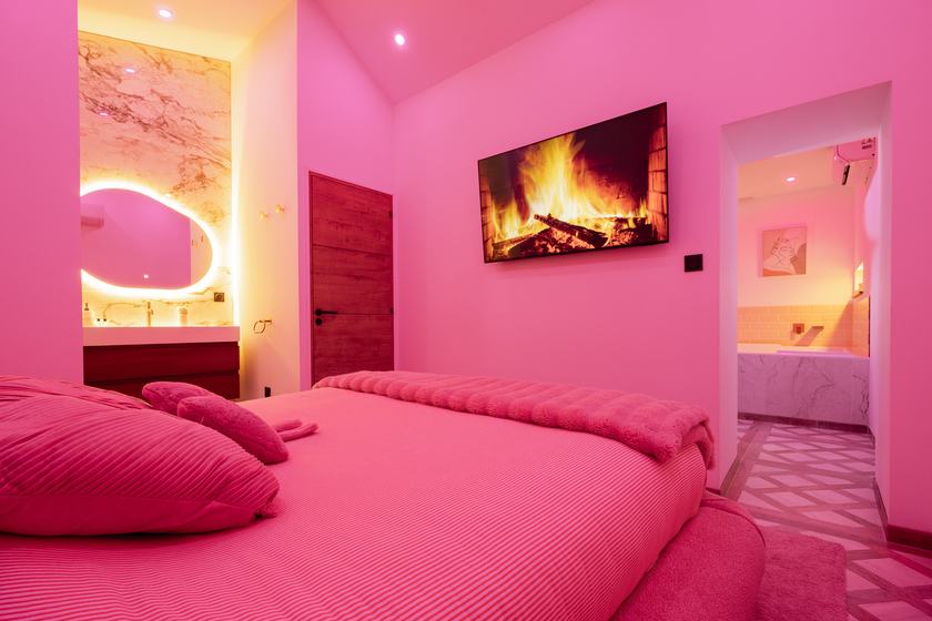 Wellness Spa : chambre, ambiance feu de cheminée et salle de bains