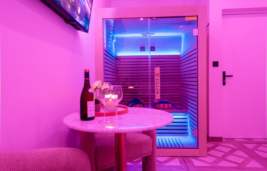 Wellness Spa : table dressée devant le sauna