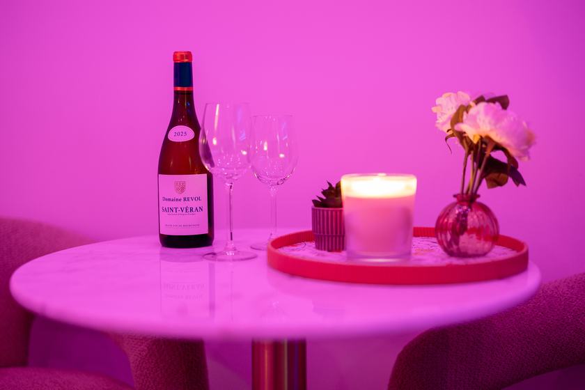 Wellness Spa : vin, verres, bougie et fleurs sur la table en marbre