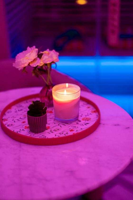 Wellness Spa : bougie et fleurs sur la table