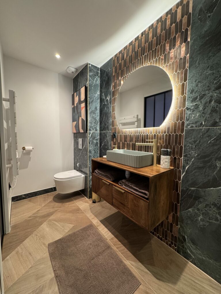 Spa Signature : salle de bains avec toilettes, vasque et douche